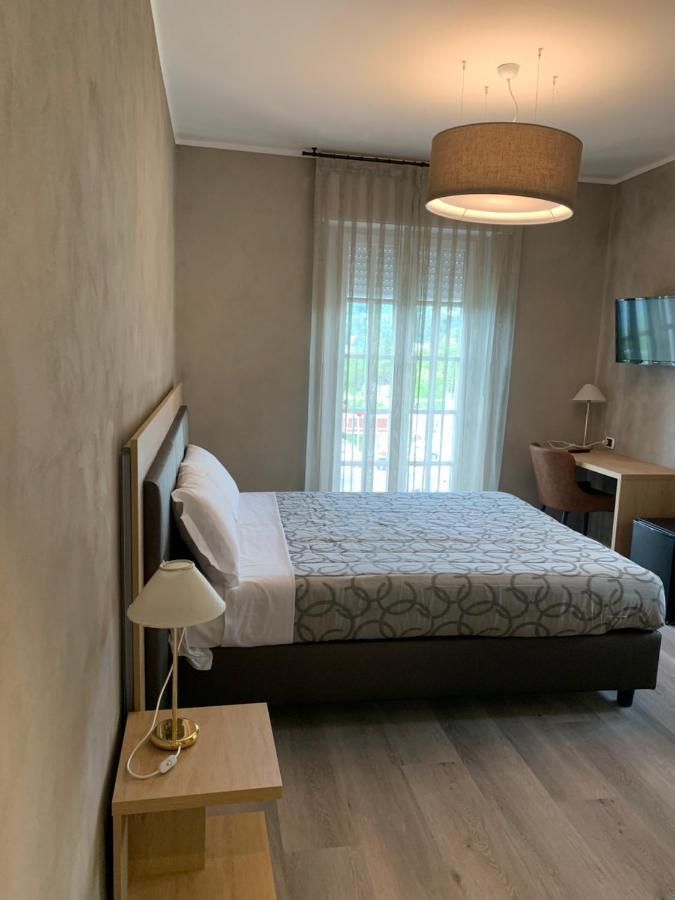 Doppel-/Zweibettzimmer mit Balkon und Seeblick